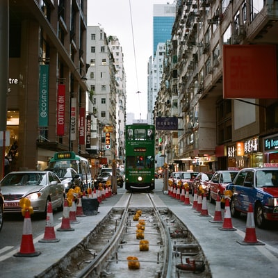 白天街上的绿色列车